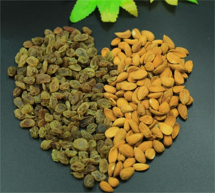 ( لوز مع زبيب  فاخر ( 1 كيلو